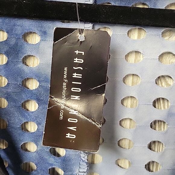 Fashion Nova The Only One Tee Blue Distressed V Neck Top Womens Size XS NWT - Picture 5 of 9